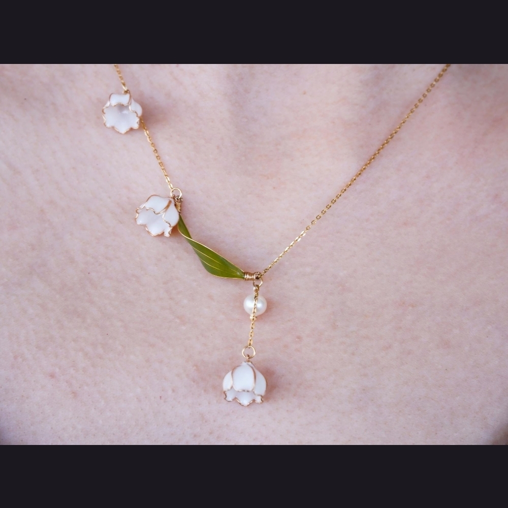 Elegant Gold and Green Floral Necklace